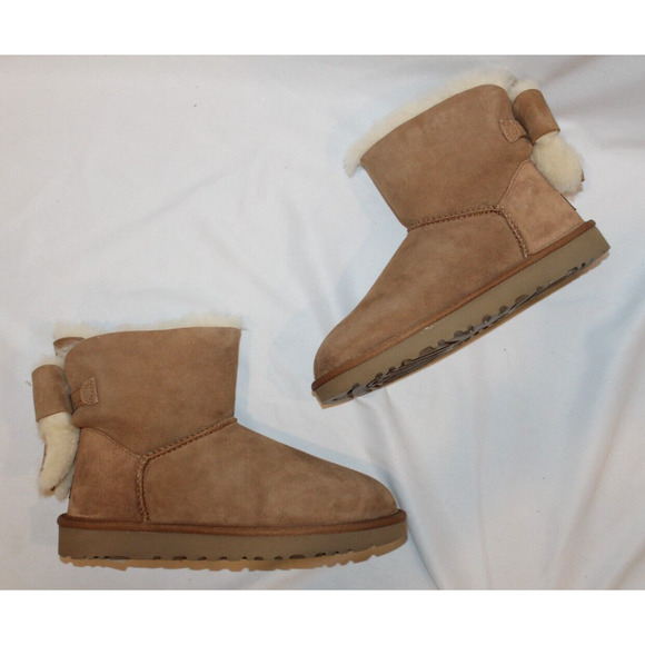NIB UGG WOMEN'S CLASSIC BAILEY BOW HERITAGE SUEDE SHEARLING BOW BOOTS CH…‎ - Picture 1 of 8